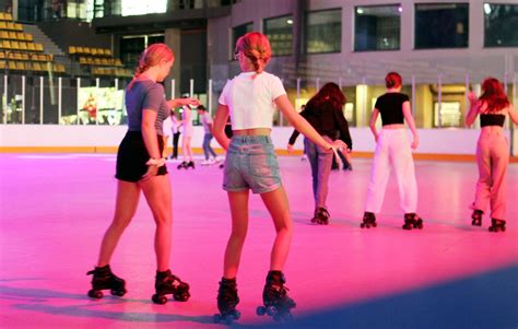 Cette piste de patin à roulettes intérieure est à essayer cet hiver!.